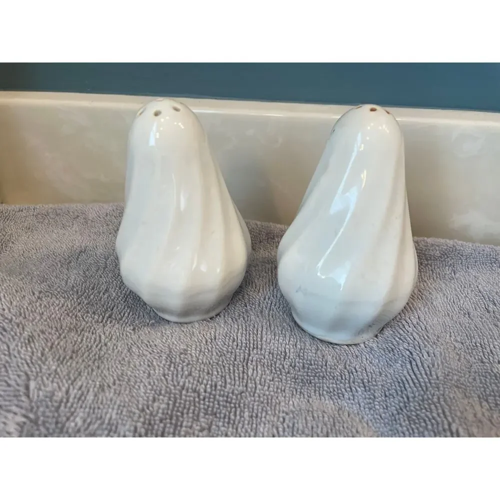 2 Sets Vintage Salt & Pepper Shakers